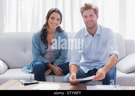 Paar tun ihre Konten in einer Couch saß Stockfoto