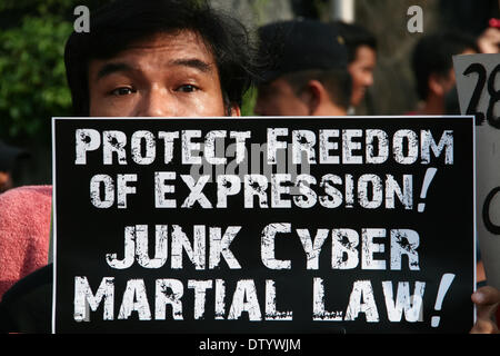 Manila, Philippinen. 25. Februar 2014. Ein Demonstrant hält ein Plakat gegen Cybercrime Law und seine angeblichen Bestimmungen, die Beschränkung der Freiheit der Rede während des schwarzen Dienstag Protests an der Edsa-Schrein in Quezon City. --Verschiedene Mediengruppen, zusammen mit Studentenaktivisten, gedachte der 28. Jahrestag der Edsa Revolution mit einer Protestkundgebung gegen die Cybercrime Law. Bildnachweis: J Gerard Seguia/NurPhoto/ZUMAPRESS.com/Alamy Live-Nachrichten Stockfoto