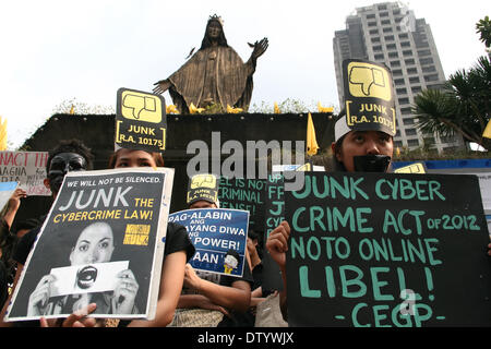 Manila, Philippinen. 25. Februar 2014. Teilnehmer der schwarzen Dienstag Demonstration tragen Plakate gegen das Cybercrime-Gesetz 2012 in Edsa Schrein in Quezon City. --Verschiedene Mediengruppen, zusammen mit Studentenaktivisten, gedachte der 28. Jahrestag der Edsa Revolution mit einer Protestkundgebung gegen die Cybercrime Law. Bildnachweis: J Gerard Seguia/NurPhoto/ZUMAPRESS.com/Alamy Live-Nachrichten Stockfoto