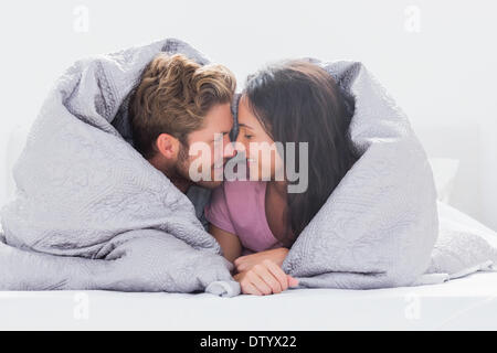 Paar in die Decke gewickelt Stockfoto