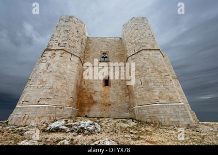 Castel del Monte, UNESCO-Weltkulturerbe, Gewitterstimmung, Andria, Apulien, Italien Stockfoto