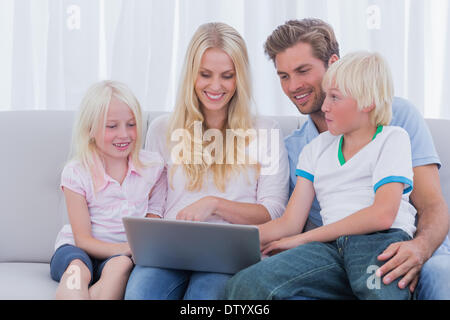 Familie mit laptop Stockfoto