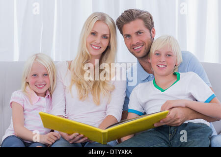 Porträt einer Familie mit einem Märchenbuch Stockfoto