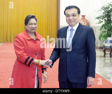 Peking, China. 25. Februar 2014. Chinese Premier Li Keqiang (R) hält eine Willkommenszeremonie für Premierminister von Trinidad und Tobago Kamla Persad-Bissessar in Peking, Hauptstadt von China, 25. Februar 2014. © Yao Dawei/Xinhua/Alamy Live-Nachrichten Stockfoto