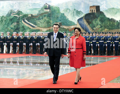 Peking, China. 25. Februar 2014. Chinesischer Premier Li Keqiang (L) hält eine Willkommenszeremonie für Premierminister von Trinidad und Tobago Kamla Persad-Bissessar in Peking, Hauptstadt von China, 25. Februar 2014. © Yao Dawei/Xinhua/Alamy Live-Nachrichten Stockfoto