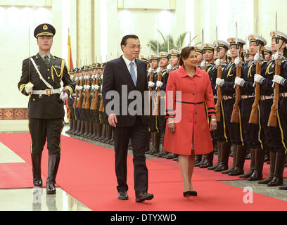 Peking, China. 25. Februar 2014. Chinese Premier Li Keqiang (C) hält eine Willkommenszeremonie für Premierminister von Trinidad und Tobago Kamla Persad-Bissessar in Peking, Hauptstadt von China, 25. Februar 2014. © Liu Jiansheng/Xinhua/Alamy Live-Nachrichten Stockfoto