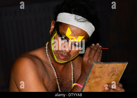 Kathakali Tänzer beim Schminken in Vorbereitung auf seine Leistung, Kochi, Kerala, Südindien, Indien Stockfoto
