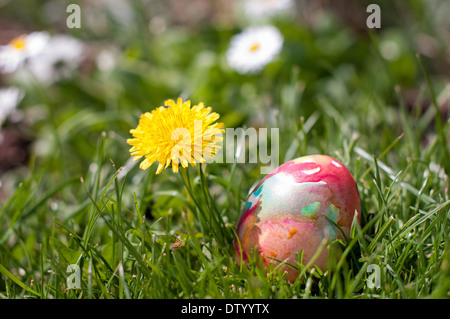 Bunte Ostereier versteckt in einem Garten Stockfoto