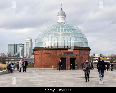 Gewölbte Eingang der Fußgängerzone Fußgängertunnel, die unter der Themse zwischen Greenwich & Isle of Dogs, London, UK Stockfoto