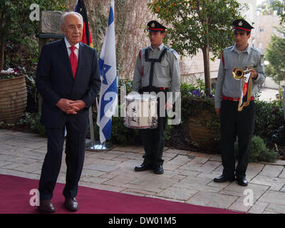 Jerusalem, Israel. 25. Februar 2014. Israels Präsident SHIMON PERES wartet auf die Ankunft von Bundeskanzlerin Merkel an die Residenz des Präsidenten. Peres ausgezeichnet Merkel israelischen Präsidenten Ehrenorden für einzigartige und herausragende Beiträge zur "Tikkun Olam" Besserung der Welt. Bildnachweis: Nir Alon/Alamy Live-Nachrichten Stockfoto