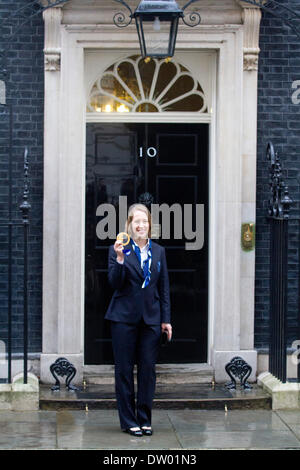 Westminster London, UK. 25. Februar 2014. Goldmedaillengewinner Liz Yarnold mit ihrer Medaille als britische Olympiateilnehmer posiert und Medaillengewinner von der Olympischen Winterspiele 2014 in Sotschi werden geehrt, bei einem Empfang von Premierminister David Cameron bei der 10 Downing Street Credit: Amer Ghazzal/Alamy Live-Nachrichten Stockfoto