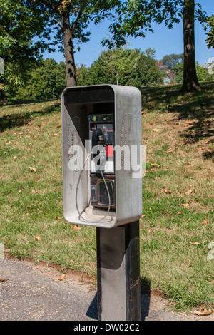 Öffentliche Telefonzelle in einem Park in Washington DC. Stockfoto