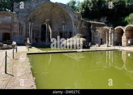 Blick auf das Serapeum; eine monumentale Triclinium am Südende des italienischen Canopus Villa Adriana Tivoli. Stockfoto