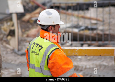 Arbeiter, die Durchführung der Endphase der Abriss des Imax komplexe Gebäude an der Bournemouth Küste im April Stockfoto