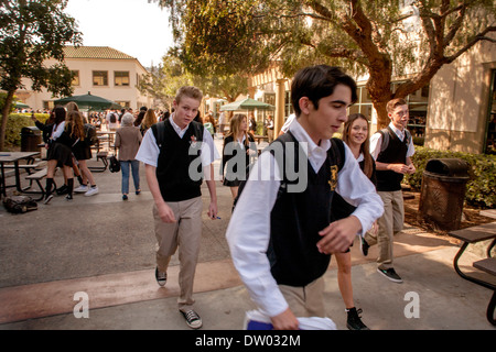 Uniformierten Studenten Kopf für Klasse auf dem Campus eine koedukative katholische private High School in San Juan Capistrano, Kalifornien. Stockfoto