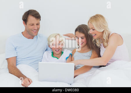 Familie mit einem laptop Stockfoto