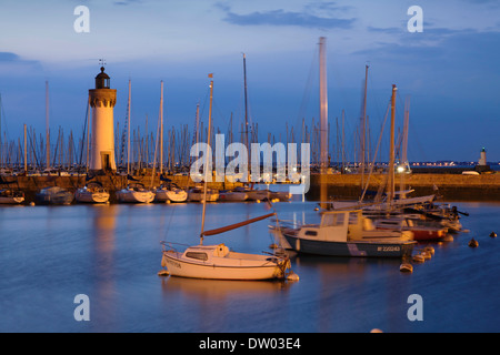 Leuchtturm auf den alten Fischerhafen von Port Haliguen, Quiberon, Cote de Morbihan, Bretagne, Frankreich Stockfoto