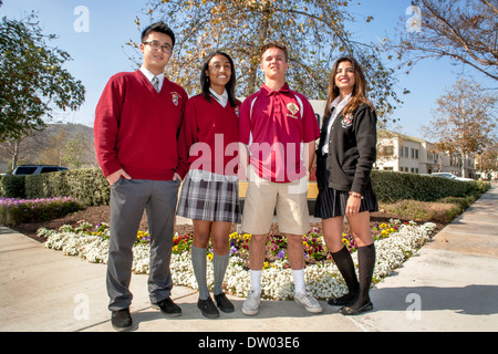 Kaukasischen, asiatisch-amerikanische und afrikanische amerikanische uniformierte Studenten knüpfen auf dem Campus eine private katholische High School. Stockfoto