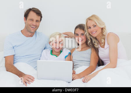 Familie mit einem Laptop gemeinsam Lächeln Stockfoto