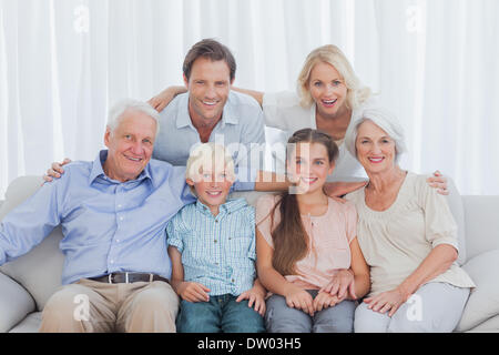Großfamilie Zusammensitzen auf couch Stockfoto