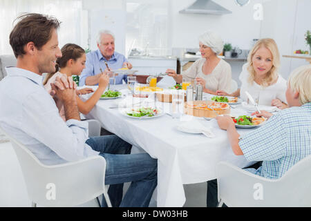 Großfamilie am Esstisch Stockfoto