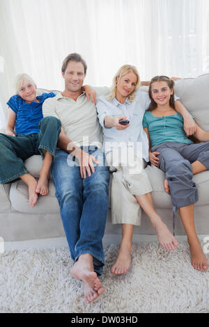 Porträt einer Familie vor dem Fernseher Stockfoto