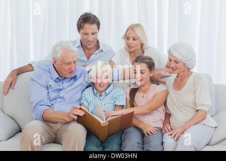 Großfamilie, Blick auf ein Foto-album Stockfoto