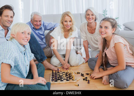 Glückliche Familie, die in die Kamera schaut Stockfoto