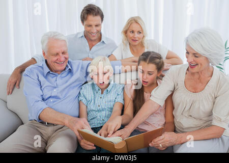 Großfamilie mit Blick auf deren Album Foto Stockfoto