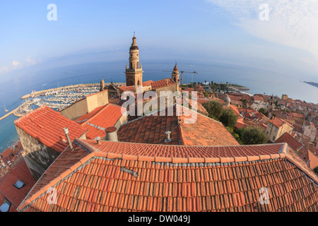 Blick über die roten Dächer in Richtung Saint-Michel-Cathedral, Kloster von Menton, Menton, Provence-Alpes-Côte d ' Azur, Frankreich Stockfoto