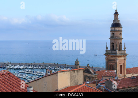 Blick über die roten Dächer in Richtung Saint-Michel-Cathedral, Kloster von Menton, Menton, Provence-Alpes-Côte d ' Azur, Frankreich Stockfoto