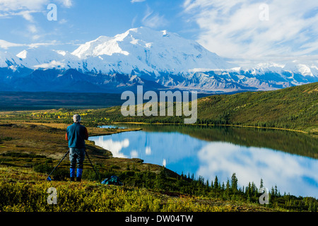 North Face von Denali (ehemals Mt. McKinley) im Wunder Sees spiegelte. Fotograf auf Ridge ca. 2 Meilen vom Wonder Lake Campground Denali National Stockfoto