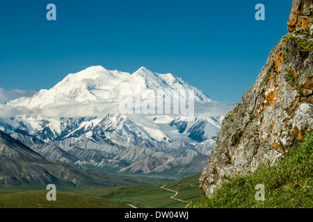 Osten Angesichts der Denali (ehemals Mt. McKinley) gesehen von einer Wanderung von der Straße in der Landstraße. Park unten. Denali National Park, Alaska. Stockfoto