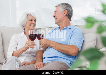 Paar, klirren die Gläser Rotwein Stockfoto