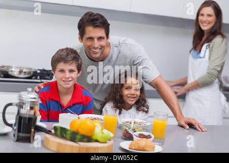 Glückliche Familie Frühstück Stockfoto