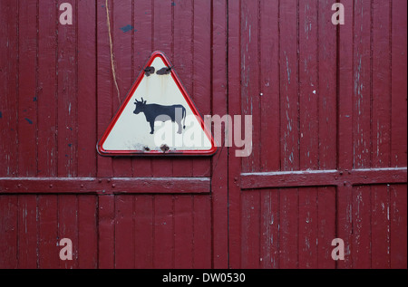 Hüten von Vieh Schild am Garagentor, Normandie, Frankreich Stockfoto