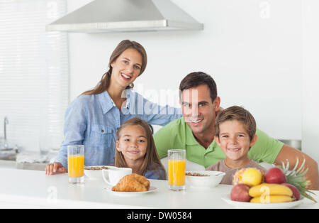 Porträt der netten Familie frühstücken Stockfoto