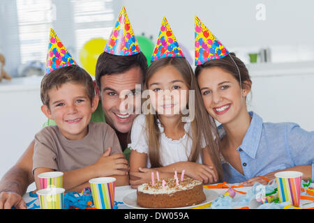 Schöne Familie feiern eine party Stockfoto