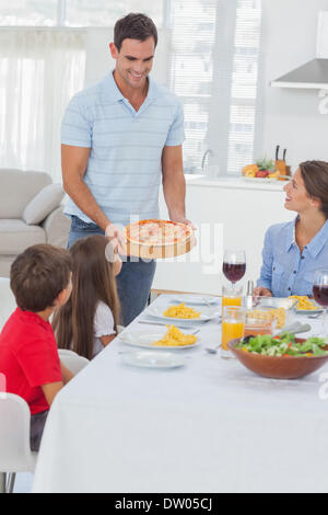 Man bringt eine Pizza zu seiner Familie Stockfoto