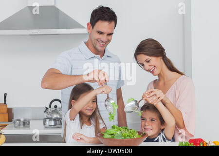 Familie einen Salat mischen Stockfoto