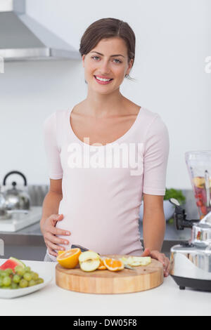 Schwangere Frau vor einem Fruchtcocktail Stockfoto