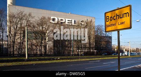 Opel-Werke, eine Ortstafel in den Vordergrund, Bochum, Ruhr und Umgebung, North Rhine-Westphalia, Deutschland Stockfoto