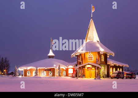 Blockhäuser bei Santa Claus Village, Rovaniemi, Finnland Stockfoto