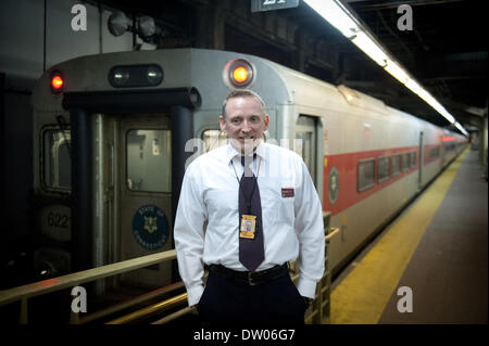 Manhattan, New York, USA. 25. Februar 2014. Metro-North Dirigent MICHAEL SHAW, abgebildet im Grand Central Terminal, Dienstag, 25. Februar 2014. Shaw sagte New Haven Line Passagiere am Freitag, dass ein d-Zug in seinen lokalen eins Kürze würde - aber ihm die Eisenbahn hatte storniert. '' Ich bin so krank von entschuldigt sich bei Ihnen, wie Sie es hören '' Shaw schrieb in Entschuldigung zur Kenntnis genommen auf Sitze in seinem Zug am Montag gelegt. Bryan Smith/ZUMAPRESS.com/Alamy © Live-Nachrichten Stockfoto