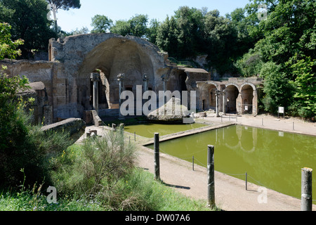 Blick auf das Serapeum; eine monumentale Triclinium am Südende des italienischen Canopus Villa Adriana Tivoli. Stockfoto