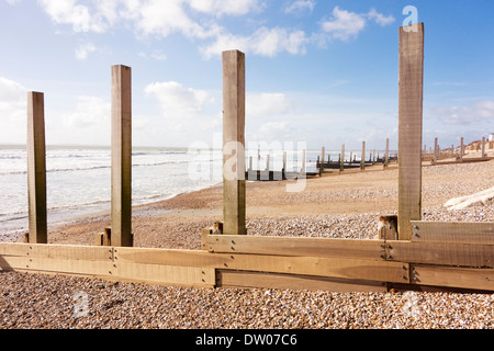 England, West Sussex, West Wittering. Neu installierte Holz Buhnen Küstenerosion der Kiesstrand verhindern Stockfoto