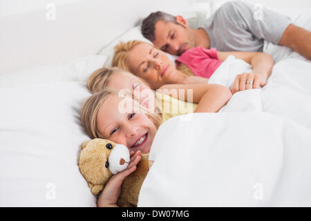 Eltern mit ihren Töchtern im Bett schlafen Stockfoto