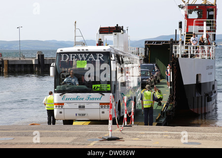 Tour-Bus losfahren Calmac Fähre nach dem Segeln aus der Insel von Great Cumbrae, Largs Hafen, Firth of Clyde, Schottland, UK Stockfoto