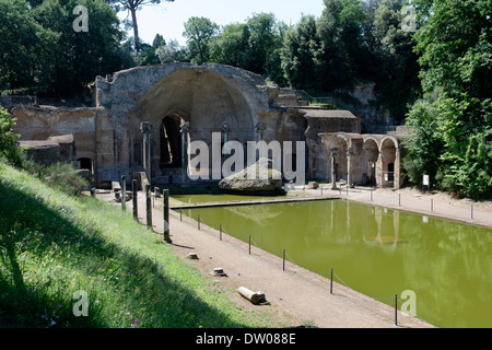 Blick auf das Serapeum; eine monumentale Triclinium am Südende des italienischen Canopus Villa Adriana Tivoli. Stockfoto