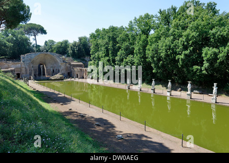 Blick auf das Serapeum; eine monumentale Triclinium am Südende des italienischen Canopus Villa Adriana Tivoli. Stockfoto